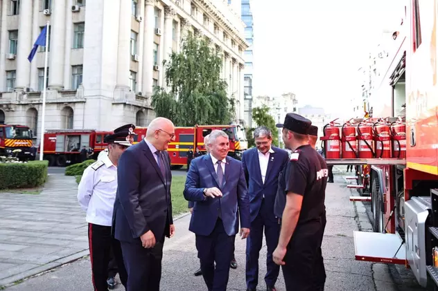 Cum au blocat Bode și Arafat traficul în București, ca să se pozeze cu 10 mașini noi de pompieri