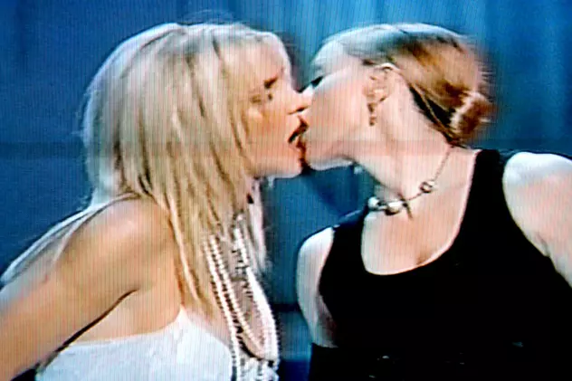 Britney Spears și Madonna, sărut pasional la nuntă. Au recreat momentul din 2003, de pe scena MTV Video Music Awards