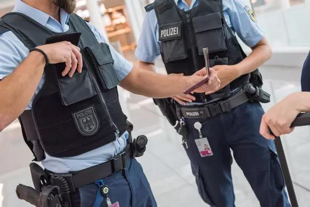 O femeie a atacat cu usturoi polițiștii aeroportului din München. Ce a ieșit apoi la iveală