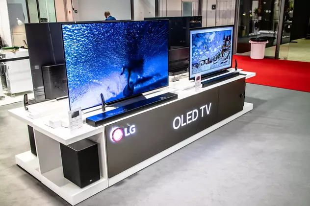Cele mai bune televizoare OLED- Televizoare OLED expuse intr-un magazin