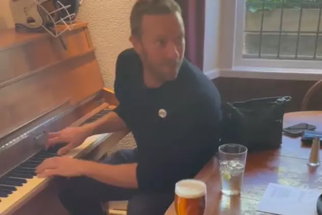 Chris Martin, solistul trupei Coldplay, cântă melodia de nuntă unui cuplu într-un bar. Imaginile au devenit virale