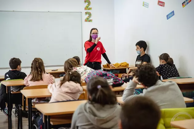 REPORTAJ. O tânără din București învață mii de copii și profesori ce trebuie să facă în caz de cutremur și cum să ofere primul ajutor. „Incendiul din Colectiv mi-a schimbat viața”