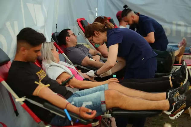 Reportaj. Sute de tineri au stat la coadă să doneze sânge, în Capitală, pentru bilete la Untold și Neversea