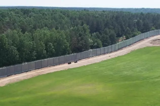 Polonia a ridicat 140 de kilometri de gard înalt de 5 metri la granița cu Belarus