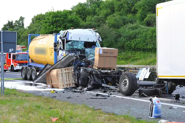 Un șofer român a sărit cu tot cu cabină de pe șasiu, când a lovit un alt TIR, pe o șosea din Germania