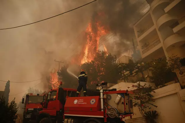 Incendiu violent lângă Atena. „Situația este îngrozitoare și vântul nu ajută”