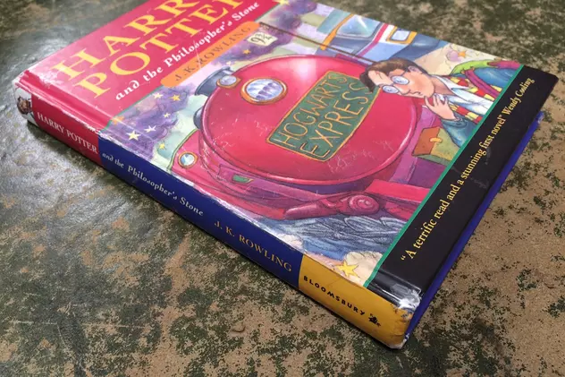 Un exemplar rar din prima ediție „Harry Potter și piatra filosofală”, scos la licitație cu 230.000 de euro