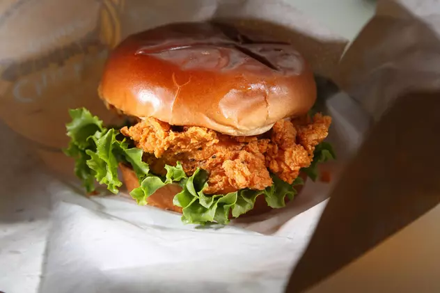 KFC Australia, nevoită să folosească varză în loc de salată, după ce culturile agricole au fost distruse de inundații masive