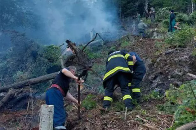Zeci de pompieri, silvicultori și salvamontiști din Mureș încearcă să stingă un incendiu de pădure care arde de 24 de ore