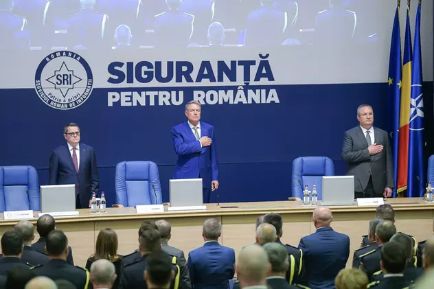 Klaus Iohannis, în sediul SRI, alături de Eduard Hellvig, directorul instituției, și premierul Nicolae Ciucă. Foto: Administrația Prezidențială