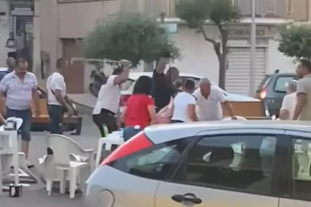 VIDEO | Bătaie nebună între români și bulgari, pe o terasă din fața bisericii, în Italia: „În câteva clipe a izbucnit iadul!”