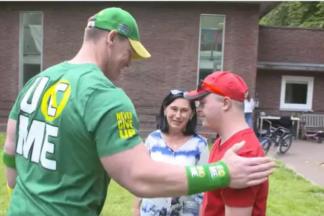 Legendarul wrestler John Cena s-a întâlnit cu un tânăr ucrainean cu sindromul Down, refugiat din Mariupol