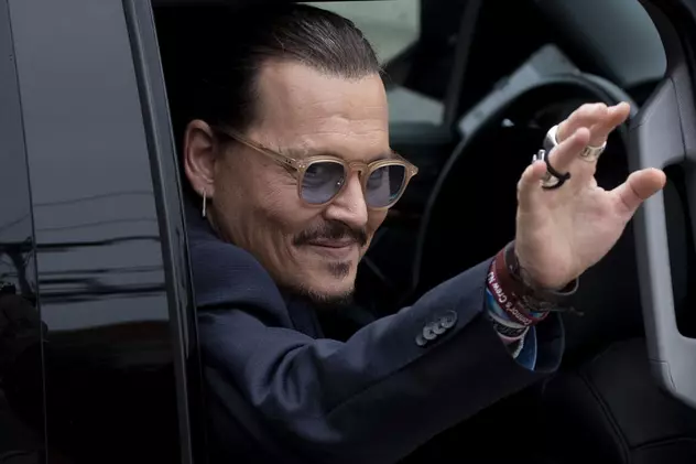 Cum a sărbătorit Johnny Depp victoria în procesul cu Amber Heard. S-a și pozat cu prietenii, la terasă