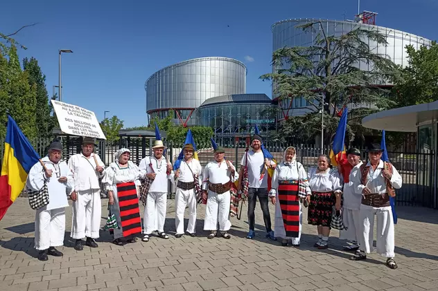 Cine sunt maramureșenii îmbrăcați în port popular care s-au legat cu lanțuri și fac greva foamei în fața Parlamentului European