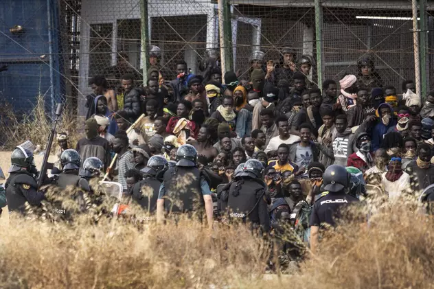 18 migranți au murit în timp ce o mulțime de oameni a forțat intrarea în enclava spaniolă Melilla