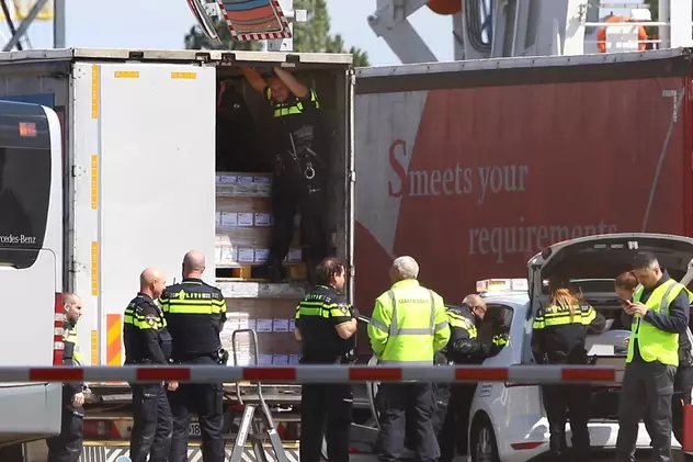Un șofer român de TIR a stabilit „recordul” de migranți băgați într-un singur camion, în Olanda