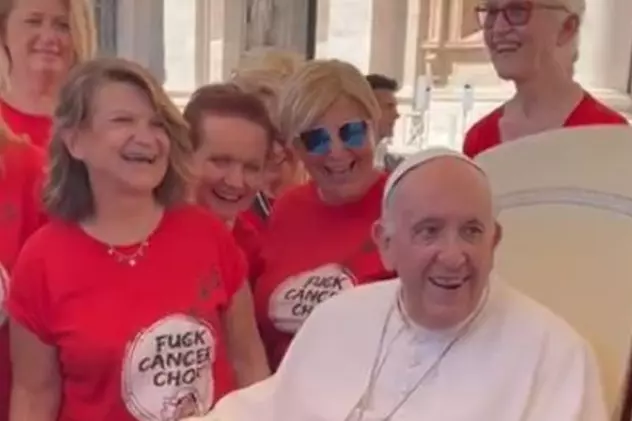 Papa Francisc, înconjurat de mai mulți oameni care purtau mesajul „Fuck cancer”: „Sunteți buni, sunteți poeți, vă mulțumesc”