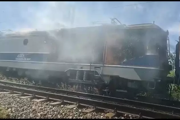 O locomotivă a luat foc în apropiere de Videle. Aproximativ 250 de pasageri, evacuați