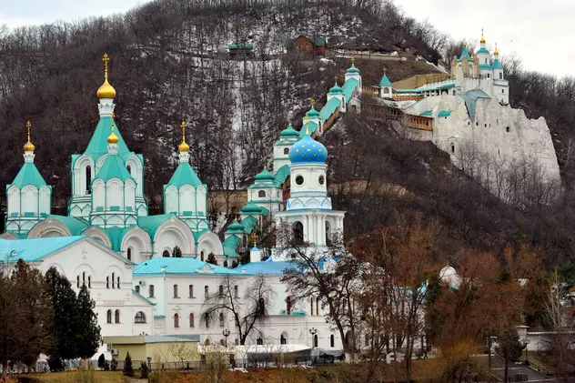 Chiar și după ce au fost bombardați, călugării unei mănăstiri din Ucraina rămân loiali Moscovei: „Este planul lui Dumnezeu, nu al armatei ruse”