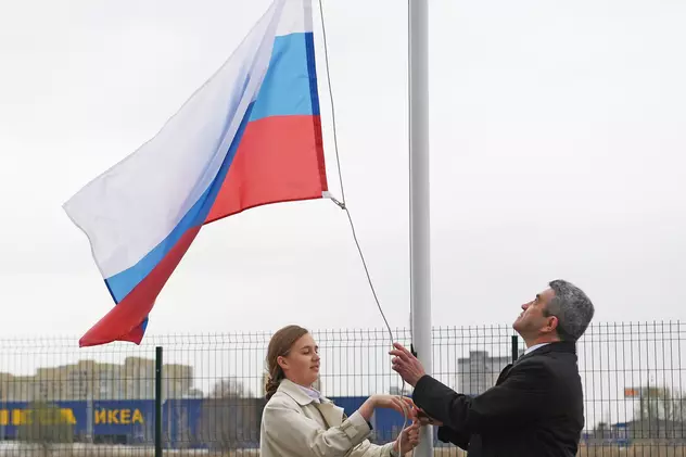 Rusia cheltuie 17 milioane de dolari pe steaguri, pentru ceremonii în școlile rurale. Multe dintre ele nu au, însă, instalații sanitare