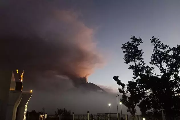 VIDEO. Un oraș din Filipine, acoperit de cenușă a doua oară într-o săptămână, din cauza unei erupții vulcanice