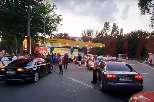 Proteste în benzinăriile din Constanța după scumpirea carburanților. Șoferii au blocat pompele. Captură foto: Ziua de Constanța
