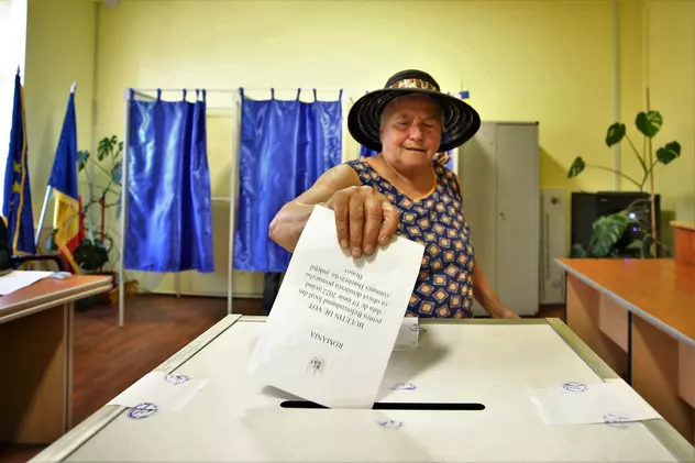 Vot la referendumul din Dumbrăvița, județul Brașov. Foto: Dumitru Angelescu / Libertatea