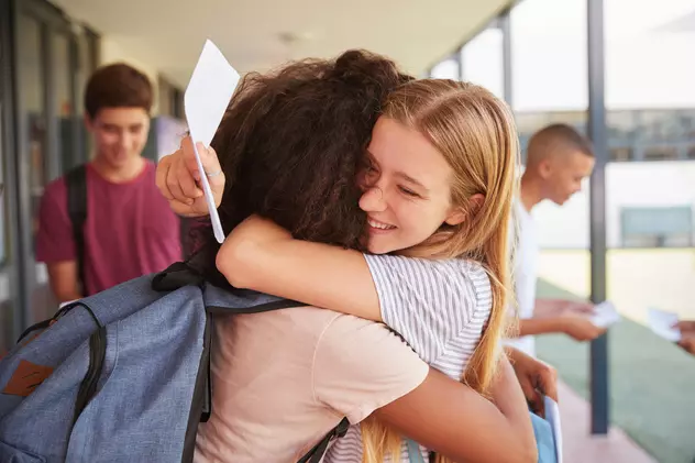 Rezultate Evaluare Națională Constanța 2022- Doua eleve se strang in brate fericite dupa aflarea rezultatelor