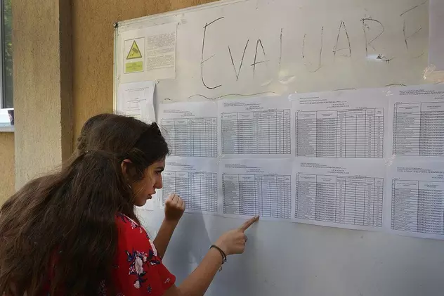 Rezultate Evaluare Națională Harghita 2022- O eleva se uita pe lista cu rezultatele de la examene