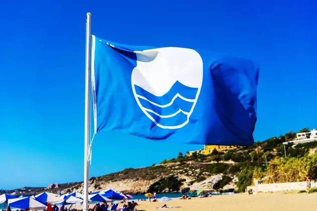 Plajele Blue Flag - Steag alb şi albastru arborat pe o plajă