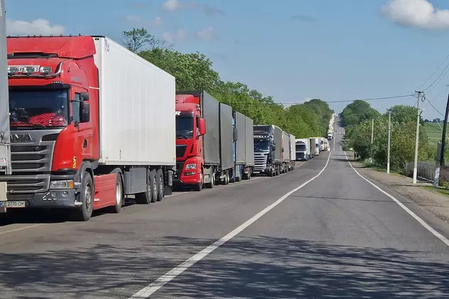 Camioanele stau 13 ore ca să iasă din România, la Vama Siret. Ministrul de interne explică de ce sunt cozi la granița cu Ucraina