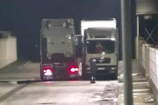 VIDEO | Șofer român de TIR filmat când fura 2.200 de litri de motorină din alte camioane, în Spania