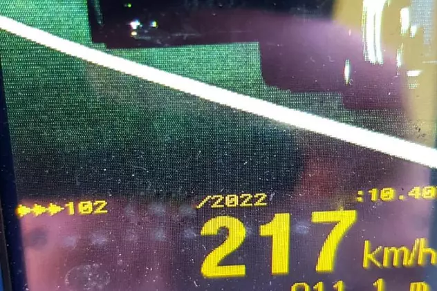 Un șofer prins de radar cu 217 km/h a încercat să scape de poliție: „Autocamionul nu a fost cea mai bună ascunzătoare”