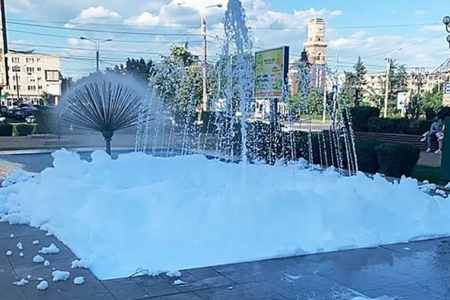 Fântâni arteziene pline de spumă la Ploieşti, după ce mai multe persoane au turnat detergent în apă