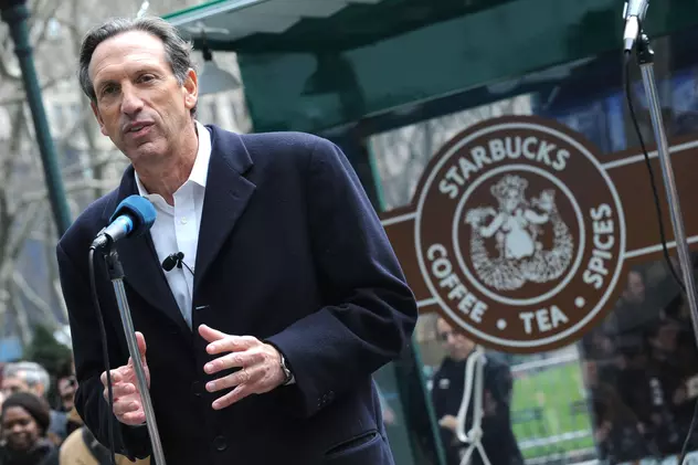 Șeful Starbucks se roagă de angajați să revină la birouri: „Voi sta în genunchi, voi face flotări”