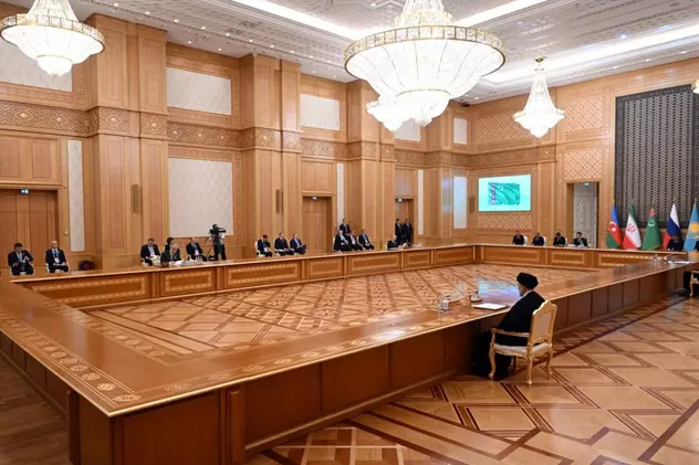 Președintele rus, din nou la o masă uriașă, aproape goală. Comparația cu întâlnirile liderilor occidentali