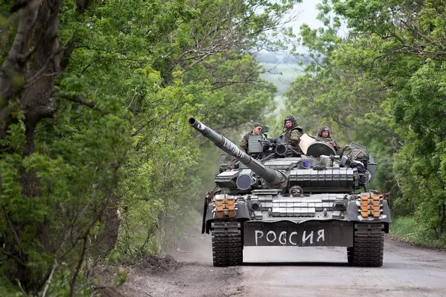O ucraineancă fugită din Popasna și-a recunoscut lucrurile din casă pe un tanc rusesc fotografiat în oraș