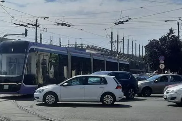 Tramvai de 2 milioane de euro, blocat într-o intersecție din Timișoara la prima ieșire pe traseu. „Nu știm de ce s-a oprit”