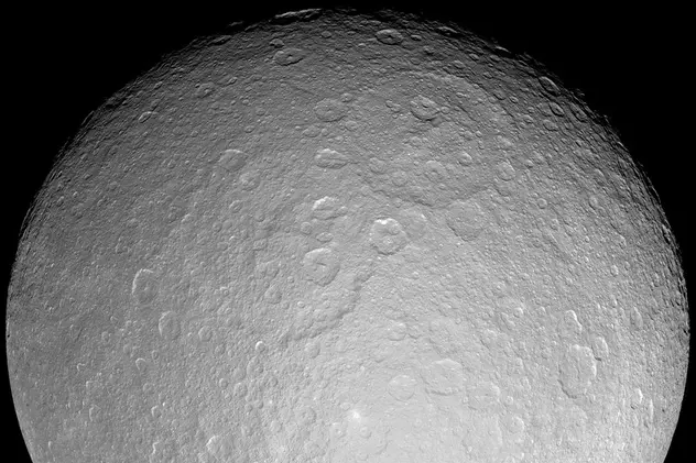 NASA a descoperit două cratere suprapuse misterioase pe suprafața Lunii. Ce spun  experții