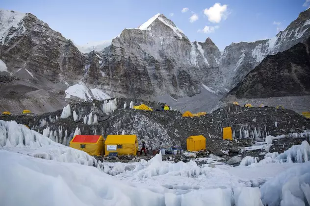 Tabăra de bază de pe Everest ar putea fi mutată din cauza schimbărilor climatice