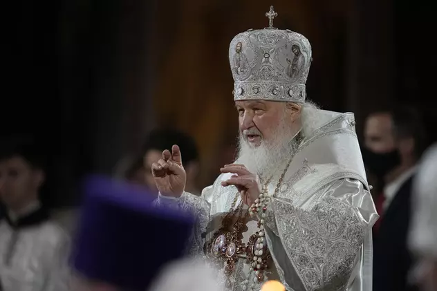 VIDEO | Patriarhul Kiril al Rusiei a căzut în biserică în timpul unei procesiuni