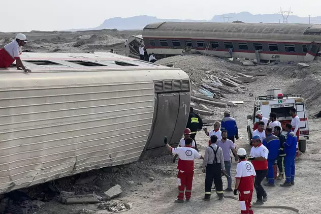 Cel puțin 17 persoane au murit și 50 sunt rănite, după ce un tren s-a ciocnit de un excavator pe șine și a deraiat, în Iran