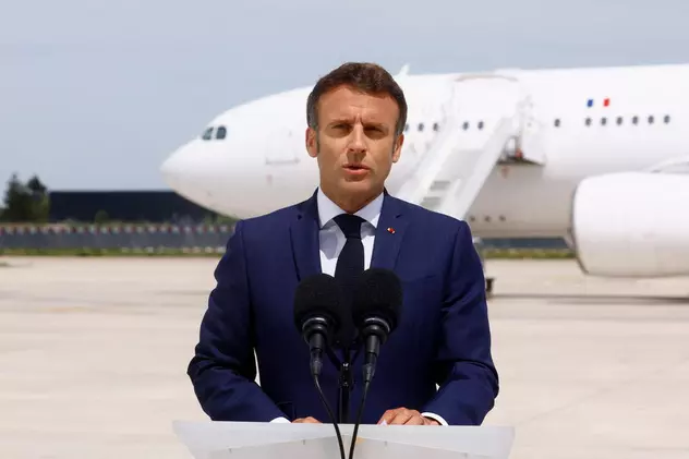 Emmanuel Macron, pe Aeroportul Paris-Orly, înainte de plecarea în România. Foto: EPA