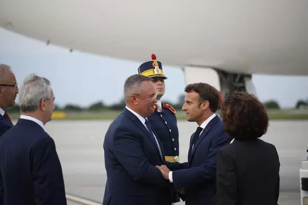 Emmanuel Macron, intampinat de premierul Nicolae Ciuca pe Aeroportul Mihail Kogalniceanu. Foto: EPA
