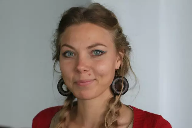 O consilieră însărcinată din rândul opoziției ruse, inculpată pentru o postare pe Twitter. Ea criticase funeraliile fastuoase pentru soldații uciși în Ucraina