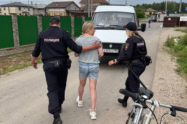 Marina Ovsiannikova, reținută de poliție în timp ce-și plimba câinii: „Acum ştiu că e mai bine să ies din casă cu paşaport şi cu rucsac”