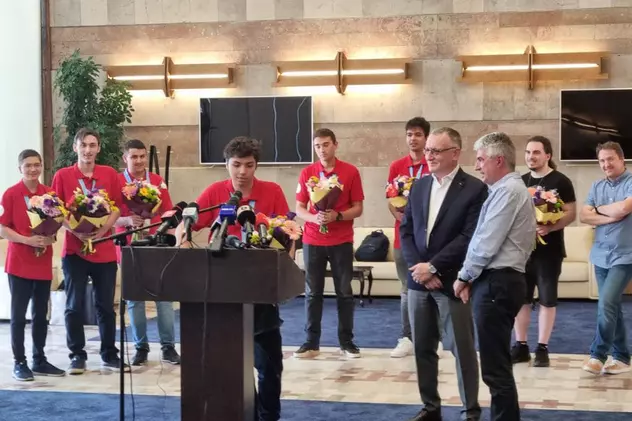 Elevii români care s-au clasat pe locul 5 în lume la Olimpiadă Internaţională de Matematică s-au întors acasă: „Fără muncă nu ajungi nicăieri”