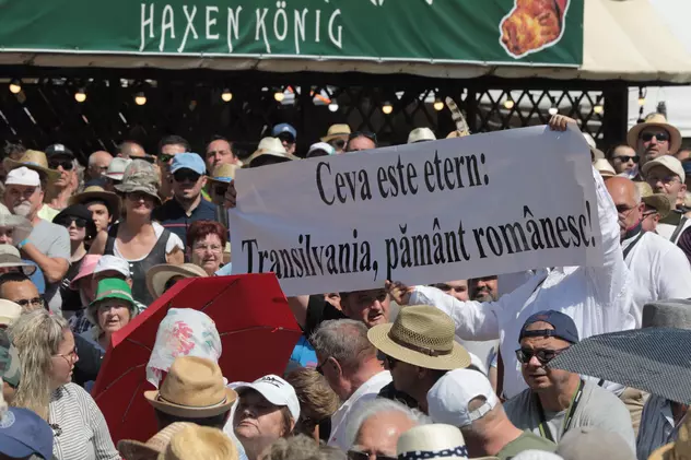 Incident la Tușnad. Un banner cu „Transilvania, pământ românesc” a înfuriat mulțimea. Au intervenit jandarmii