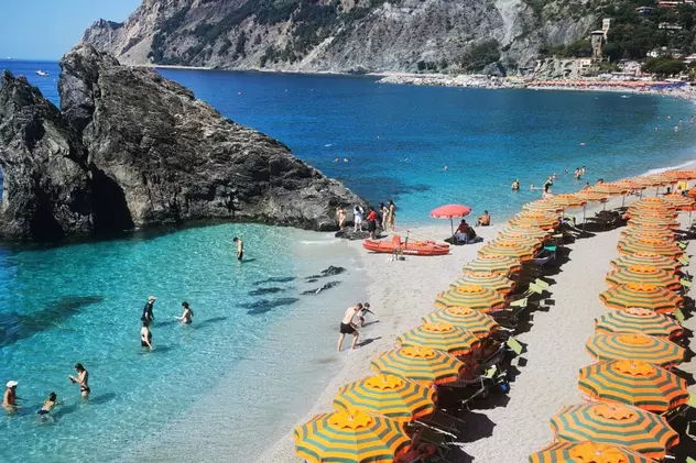 „La dolce vita este în pericol.” Schimbarea pe care vrea să o facă guvernul italian privind plajele din țară