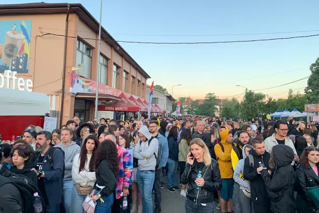 Mii de oameni au așteptat la coadă și 7 ore ca să revină cu autobuzul în Cluj-Napoca de la Electric Castle. Reacția organizatorilor